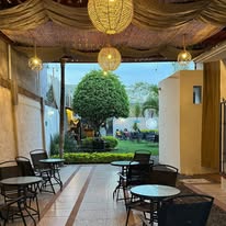 Terraza con mesas